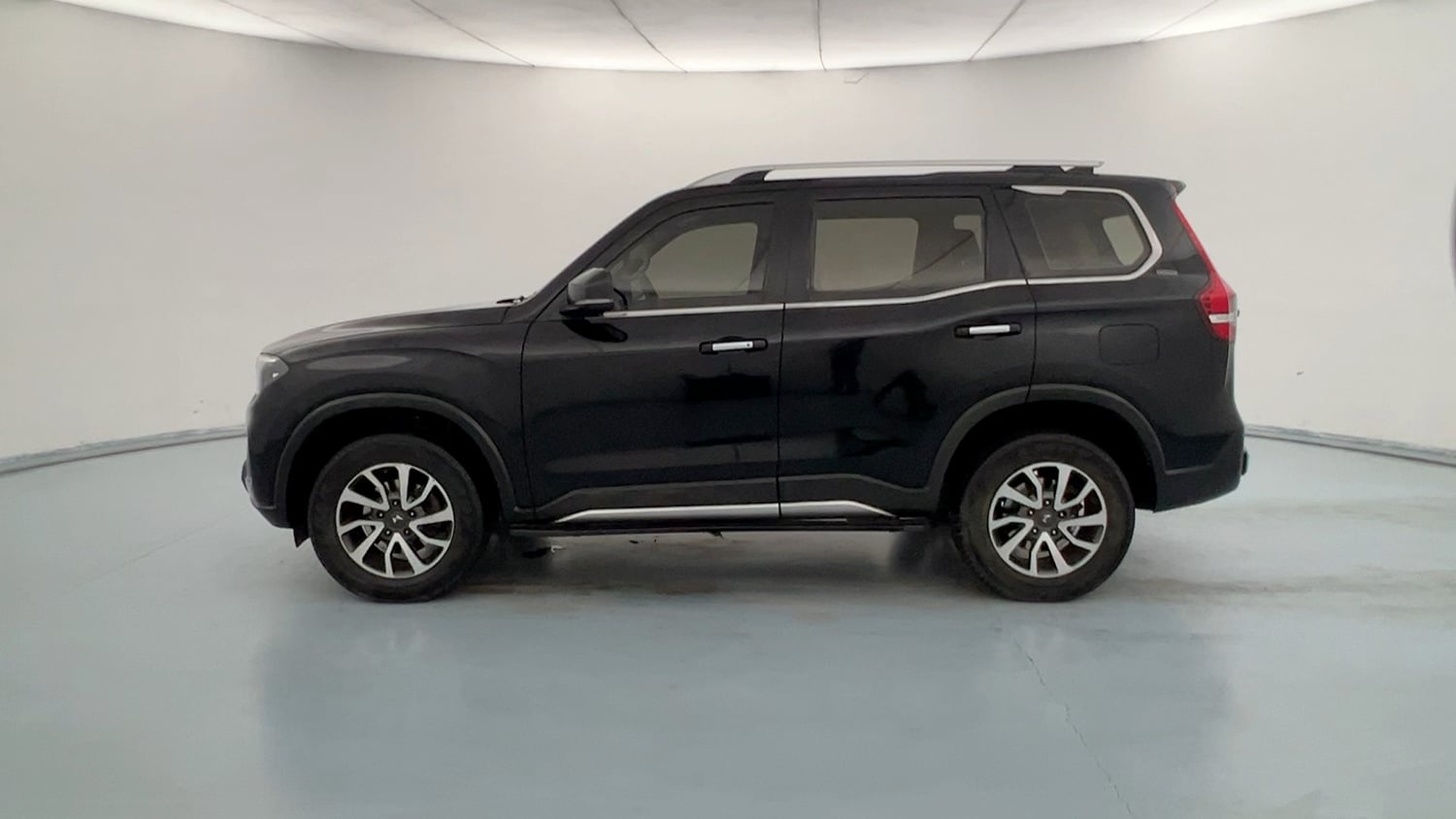 Used 2022 Mahindra Scorpio N Z8 L Petrol AT 7 STR Petrol Automatic exterior LEFT SIDE VIEW