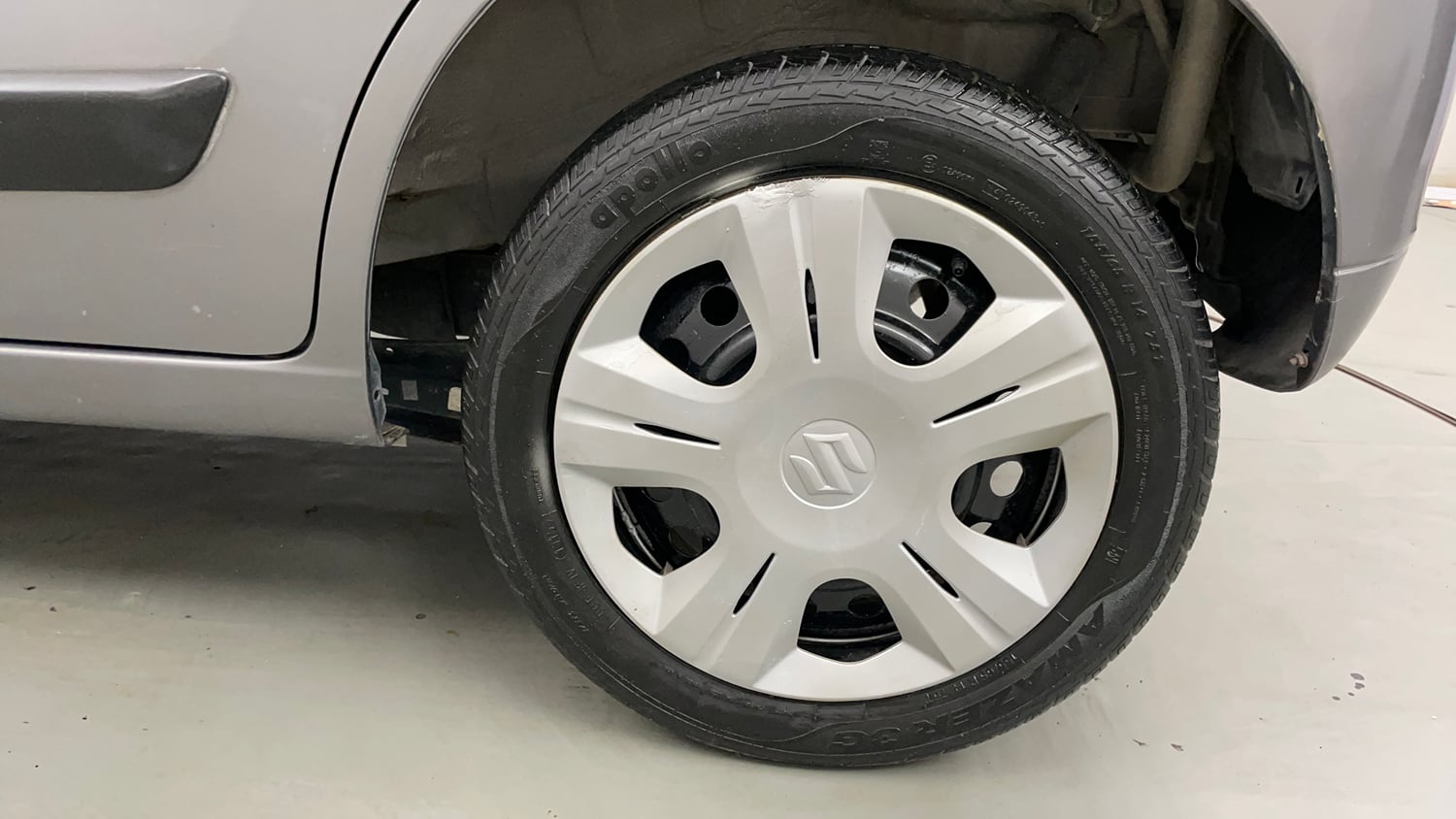 Used 2015 Maruti Suzuki Wagon R VXI Petrol Manual tyres LEFT REAR TYRE RIM VIEW