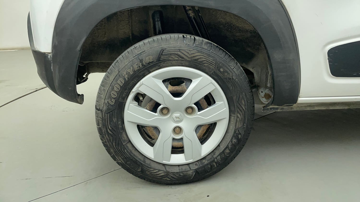 Used 2016 Renault Kwid RXT Petrol Manual tyres RIGHT REAR TYRE RIM VIEW