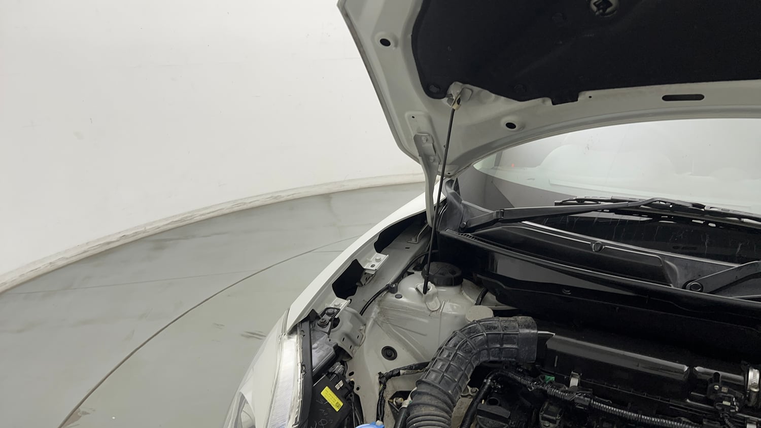 Used 2022 Maruti Suzuki Swift VXi Petrol Manual engine ENGINE RIGHT SIDE HINGE & APRON VIEW
