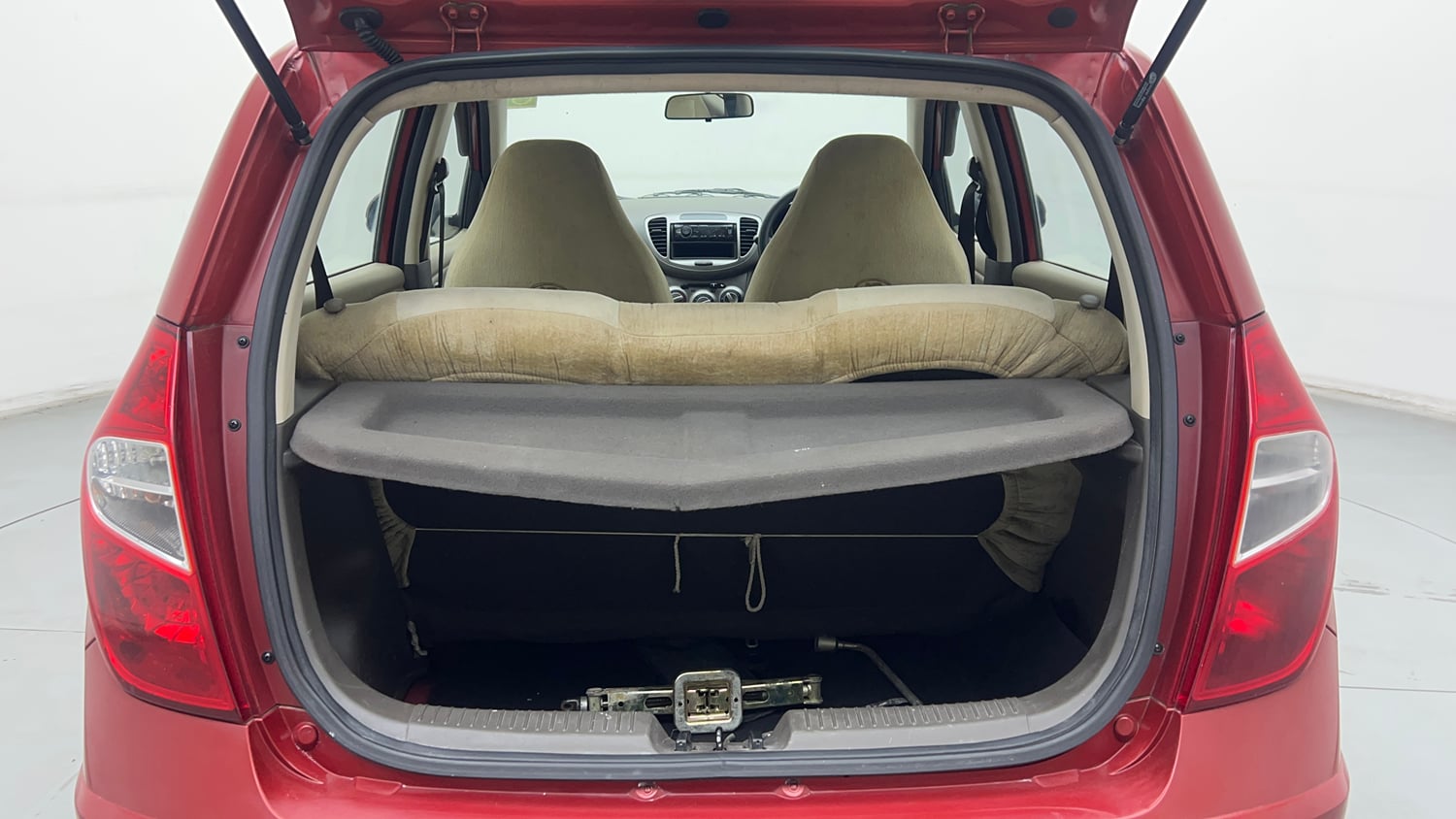 Used 2013 Hyundai i10 Magna 1.2 Kappa2 Petrol Manual interior DICKY INSIDE VIEW