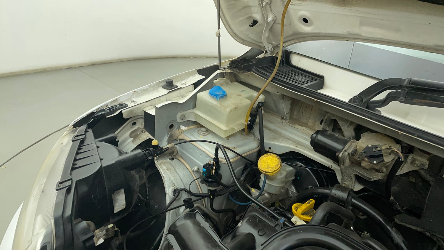 Used 2016 Renault Kwid RXT Petrol Manual engine ENGINE RIGHT SIDE HINGE & APRON VIEW