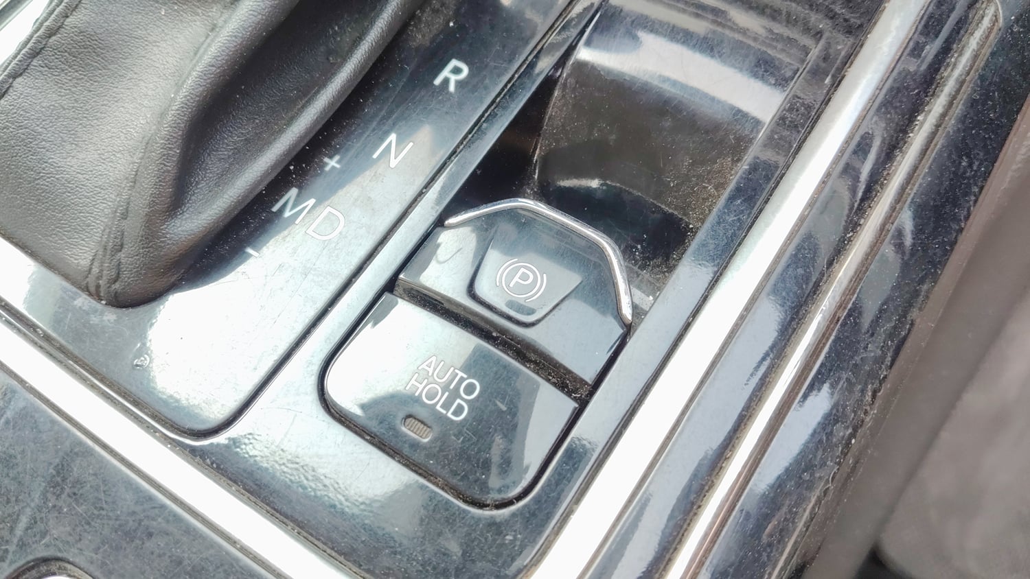 Used 2024 Mahindra XUV700 AX7 Luxury Pack Petrol AT 7 STR Petrol Automatic top_features Electronic parking brake