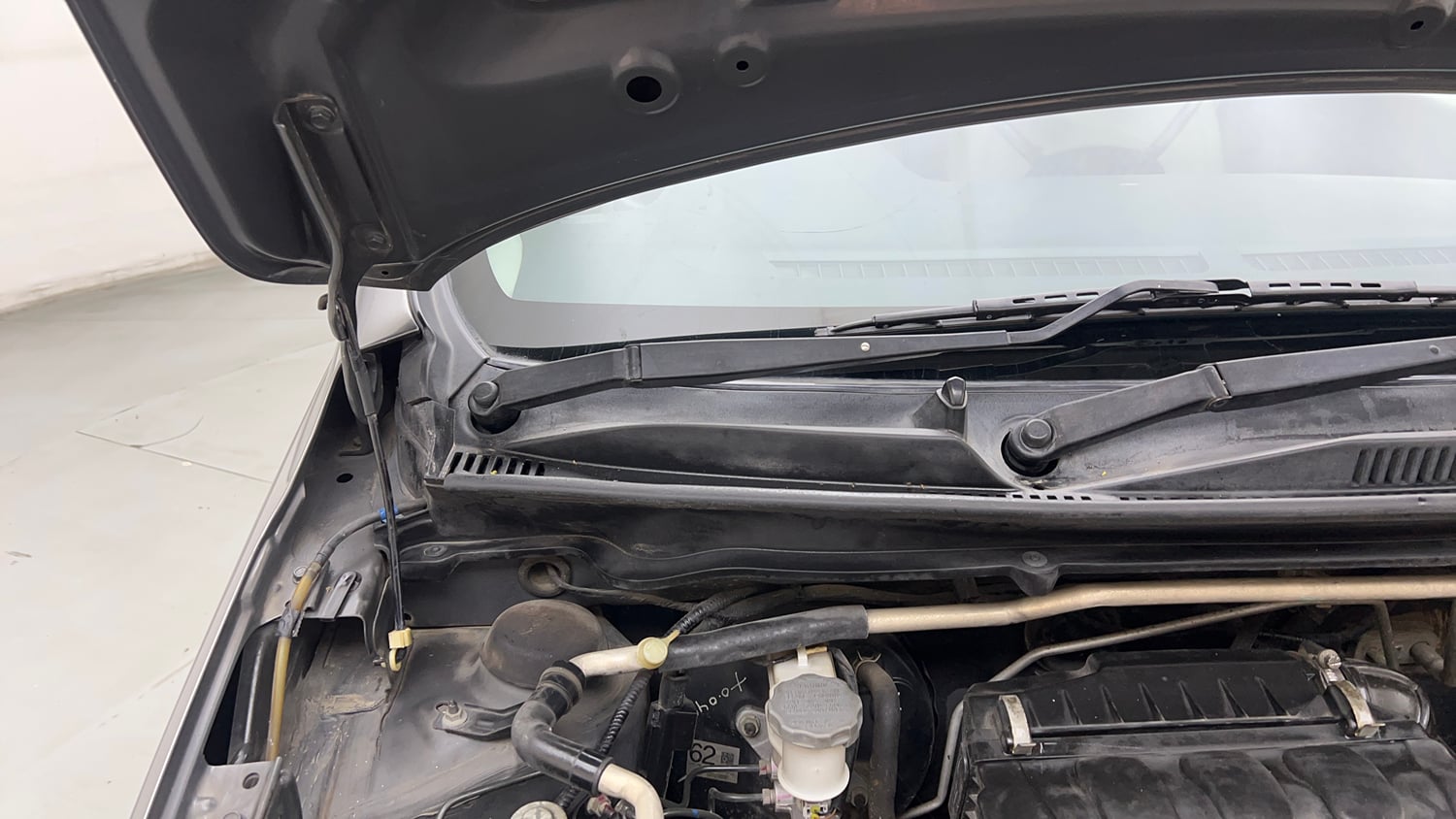 Used 2017 Maruti Suzuki Celerio ZXi AMT Petrol Automatic engine ENGINE RIGHT SIDE HINGE & APRON VIEW