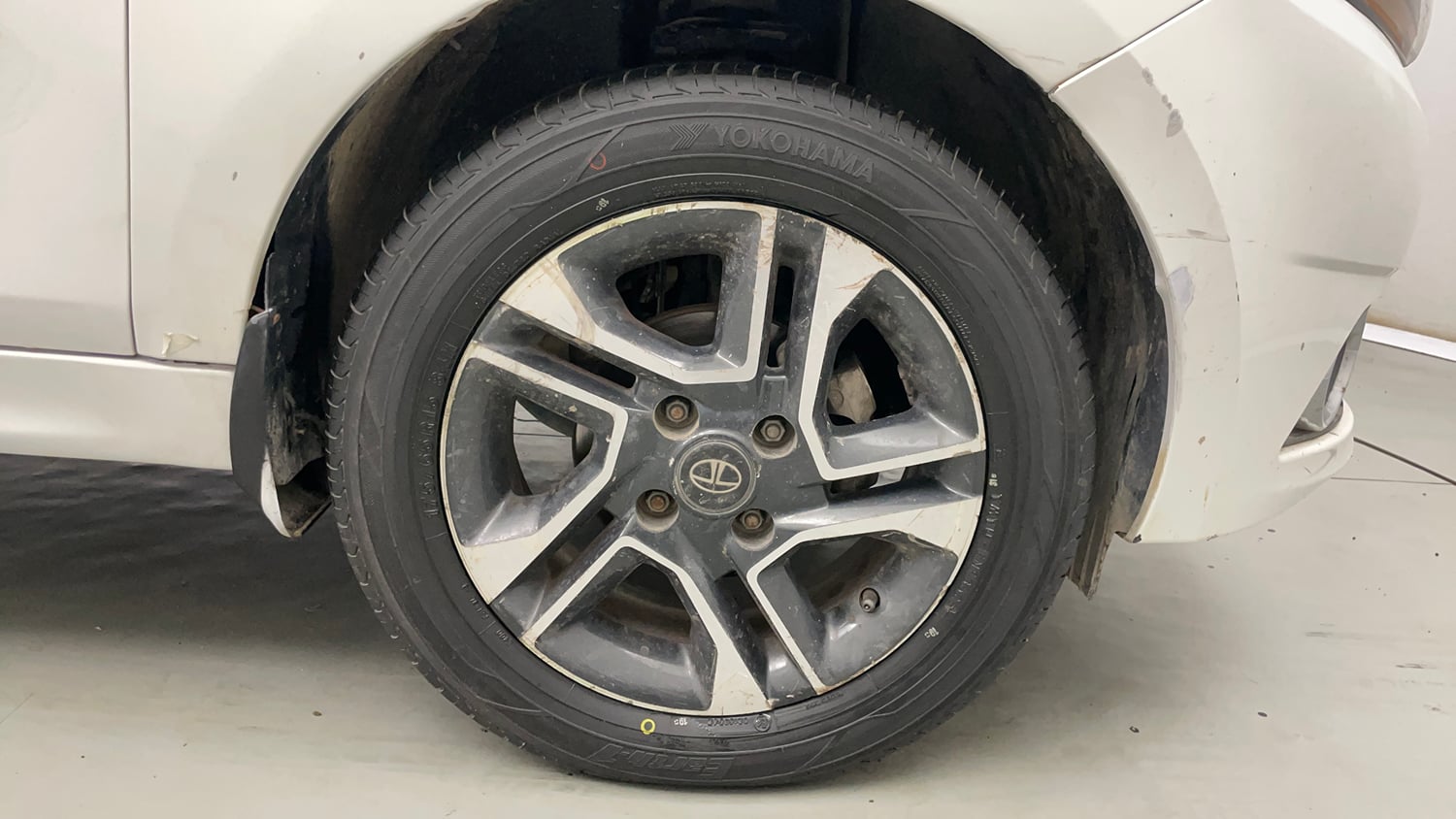 Used 2019 Tata Tiago Revotron XZ Plus Dual Tone Petrol Manual tyres RIGHT FRONT TYRE RIM VIEW