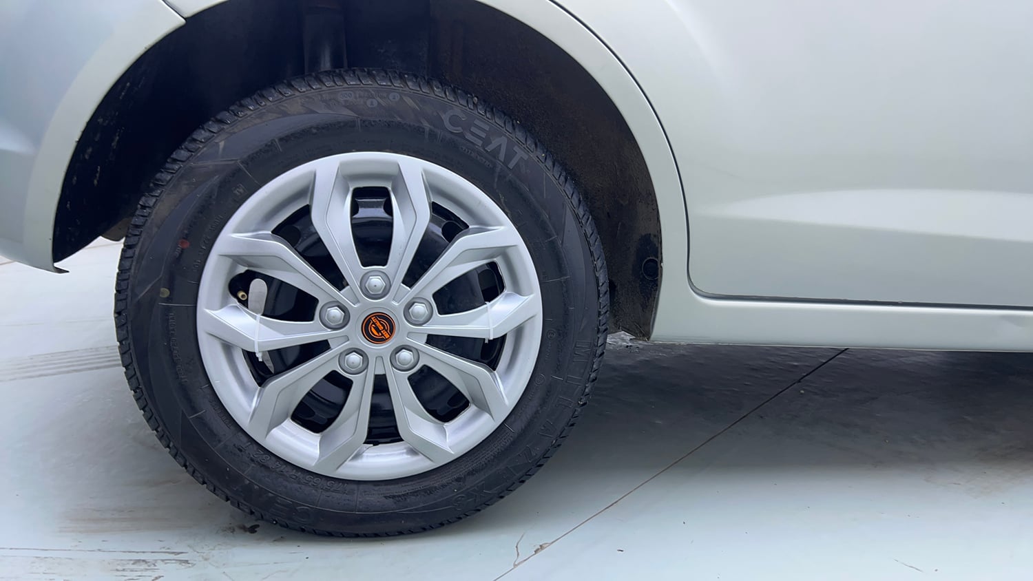 Used 2012 Ford Figo Duratec Petrol ZXI 1.2 Petrol Manual tyres RIGHT REAR TYRE RIM VIEW
