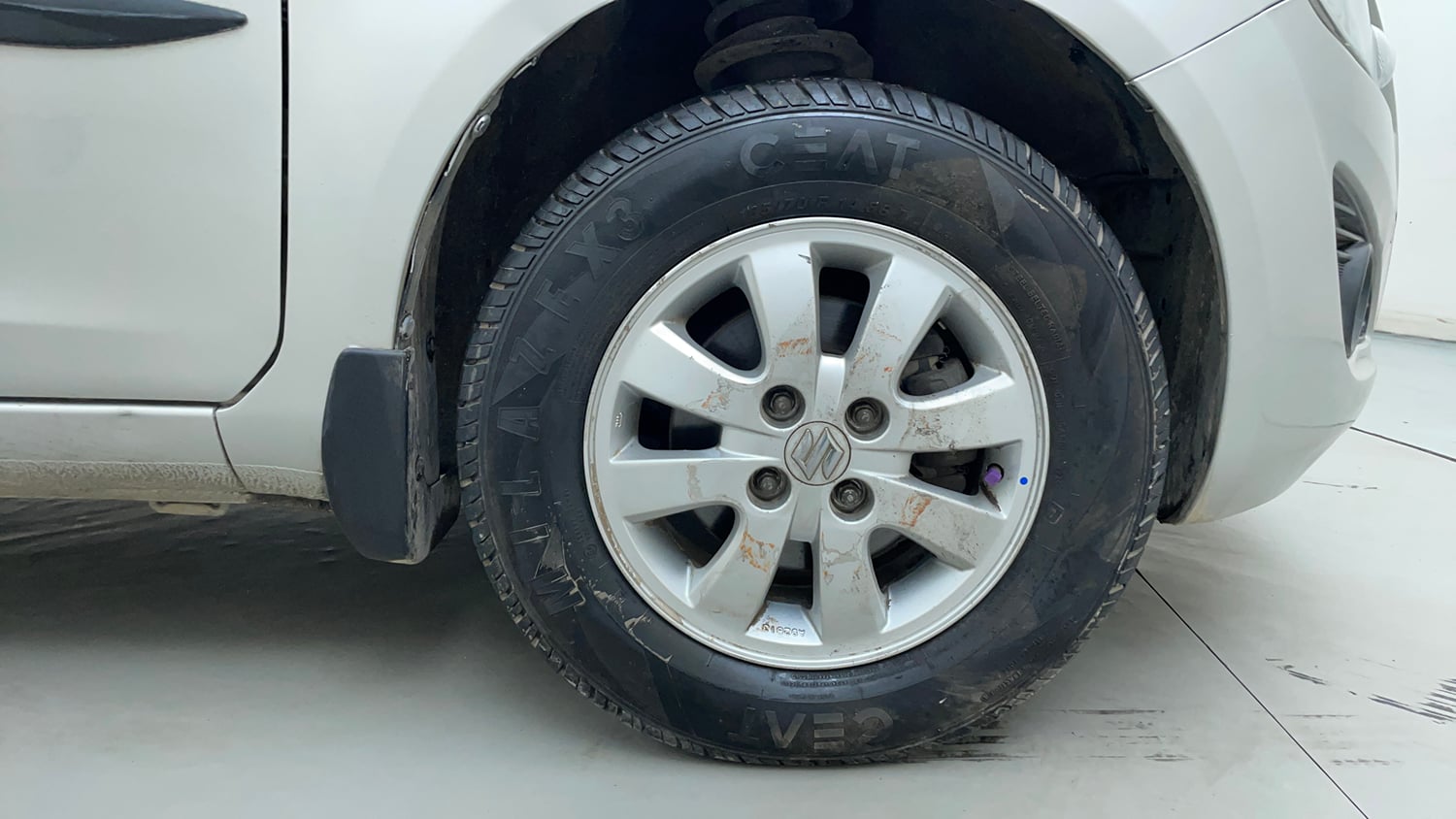 Used 2015 Maruti Suzuki Ritz Zxi BS-IV Petrol Manual tyres RIGHT FRONT TYRE RIM VIEW