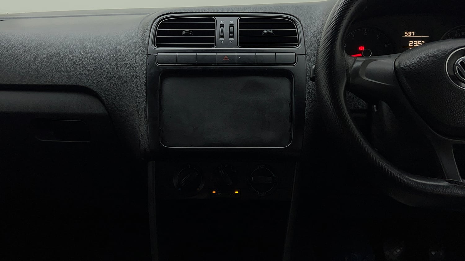 Used 2020 Volkswagen Ameo Trendline 1.0L (P) Petrol Manual interior MUSIC SYSTEM & AC CONTROL VIEW