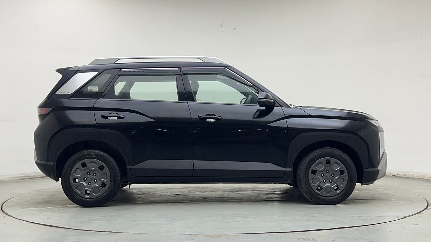 Used 2026 Hyundai Venue 1.2 Kappa Petrol MT HX5 Petrol Manual exterior RIGHT SIDE VIEW