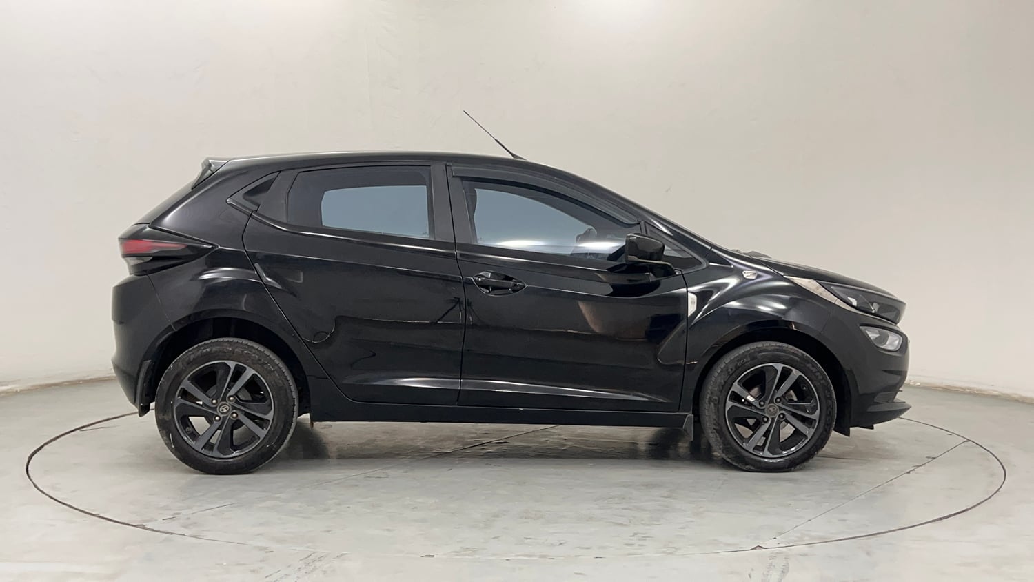 Used 2023 Tata Altroz XZ Plus Petrol Dark Edition Petrol Manual exterior RIGHT SIDE VIEW