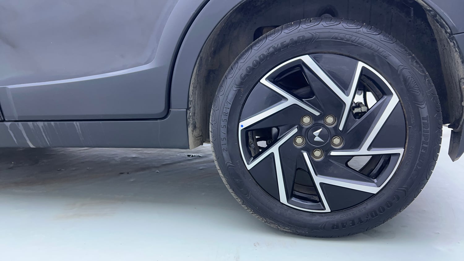 Used 2025 Mahindra XUV 3XO AX7 1.2 Petrol AT Petrol Automatic tyres LEFT REAR TYRE RIM VIEW