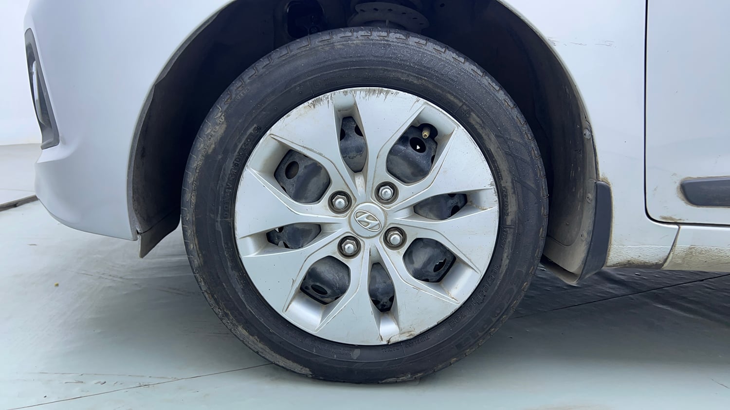 Used 2015 Hyundai Xcent S 1.2 Petrol Manual tyres LEFT FRONT TYRE RIM VIEW