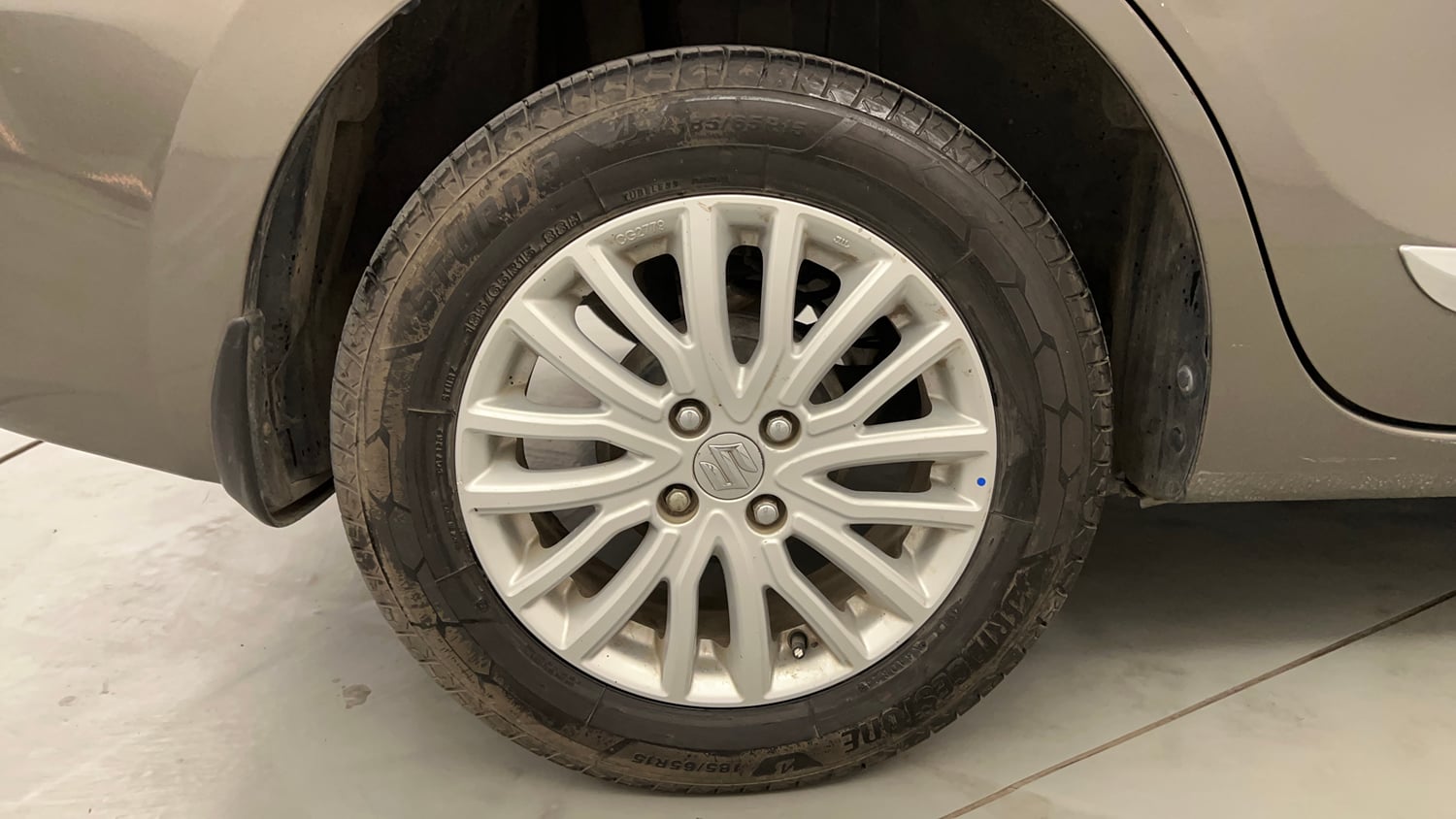 Used 2017 Maruti Suzuki Dzire ZXi AMT Petrol Automatic tyres RIGHT REAR TYRE RIM VIEW