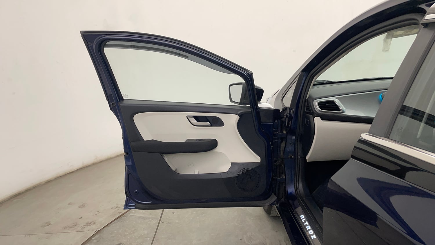Used 2023 Tata Altroz XZ Plus (S) Petrol Manual interior LEFT FRONT DOOR OPEN VIEW