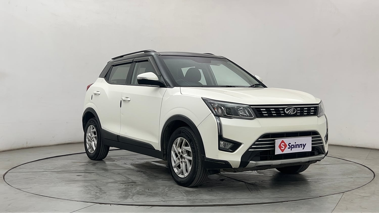 Used 2022 Mahindra XUV 300 W8 1.5 Diesel Diesel Manual exterior RIGHT FRONT CORNER VIEW