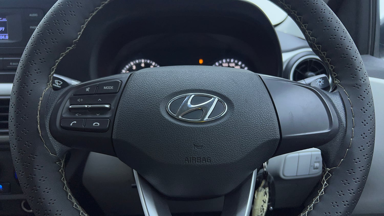 Used 2022 Hyundai Grand i10 Nios Magna AMT 1.2 Kappa VTVT Petrol Automatic top_features Airbags