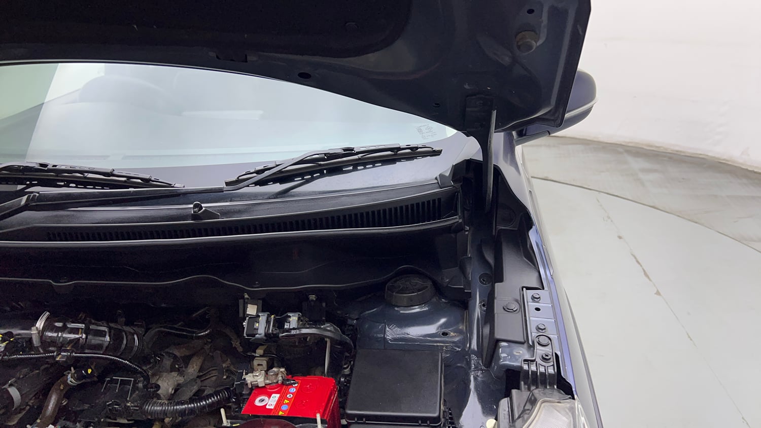 Used 2022 Maruti Suzuki XL6 Zeta MT Petrol Petrol Manual engine ENGINE LEFT SIDE HINGE & APRON VIEW