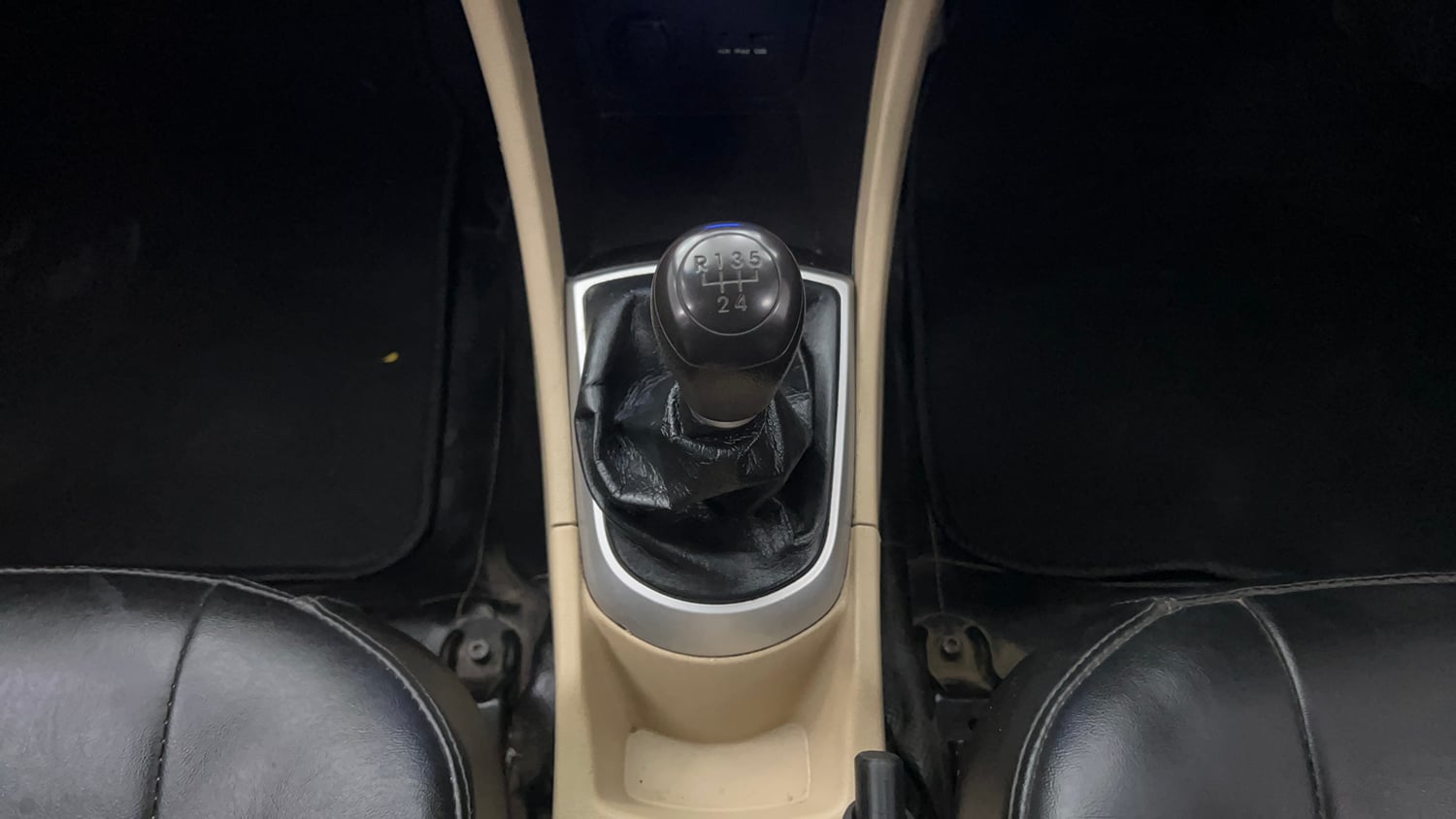 Used 2013 Hyundai Verna Fluidic 1.6 VTVT SX Petrol Manual interior GEAR  KNOB VIEW