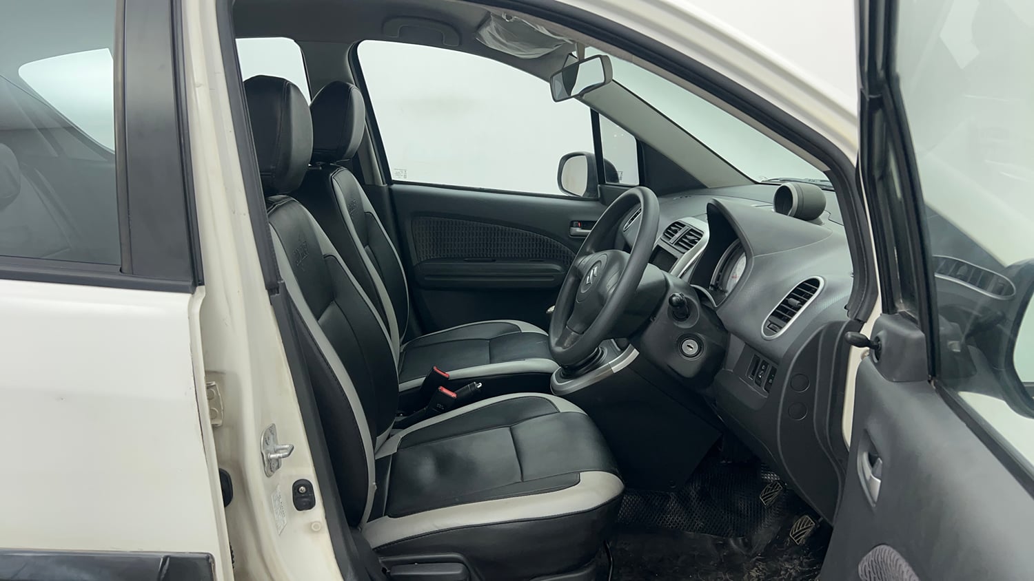 Used 2013 Maruti Suzuki Ritz Vxi BS-IV Petrol Manual interior RIGHT SIDE FRONT DOOR CABIN VIEW