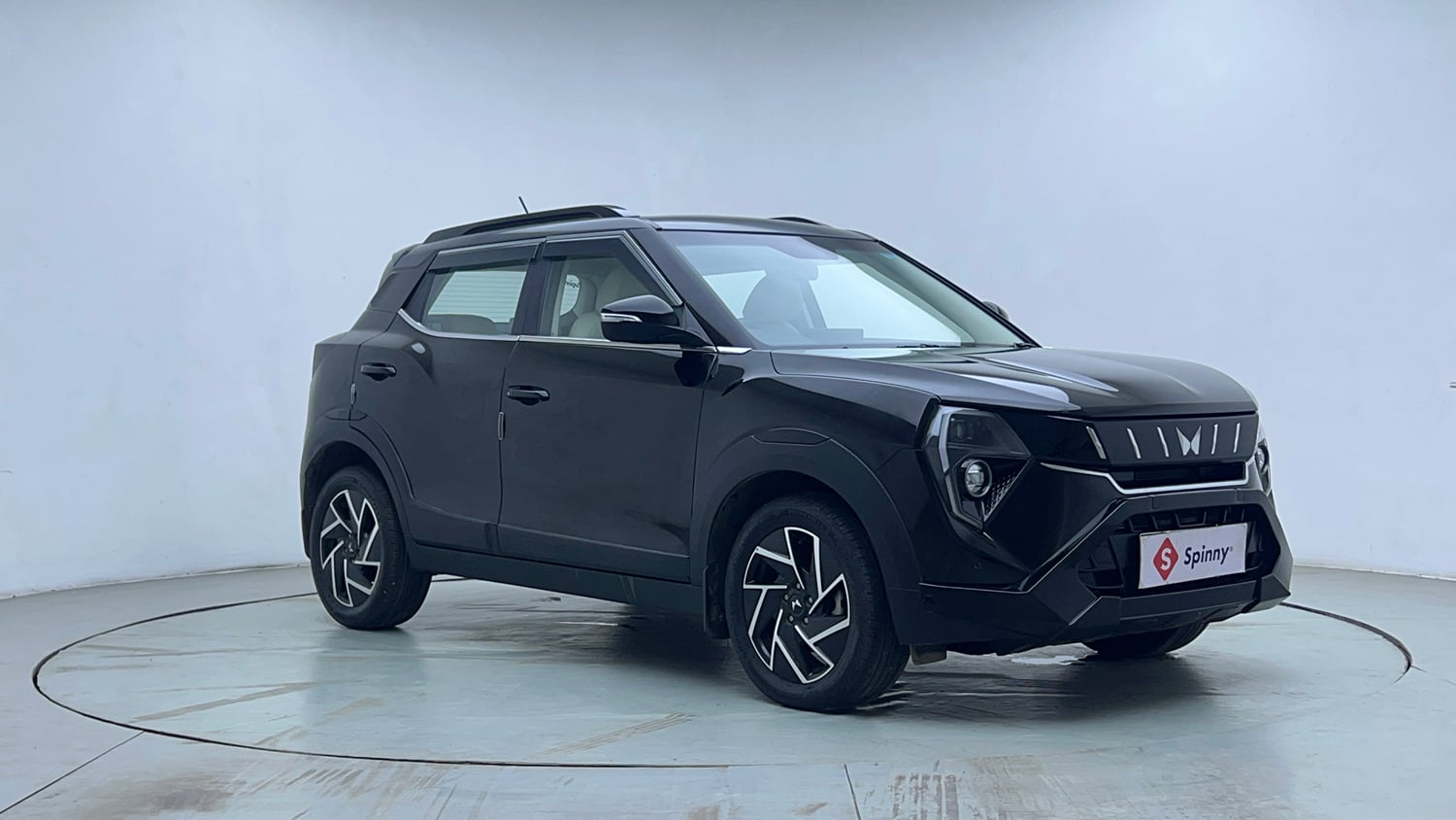Used 2025 Mahindra XUV 3XO AX7 1.2 Petrol AT Petrol Automatic exterior RIGHT FRONT CORNER VIEW