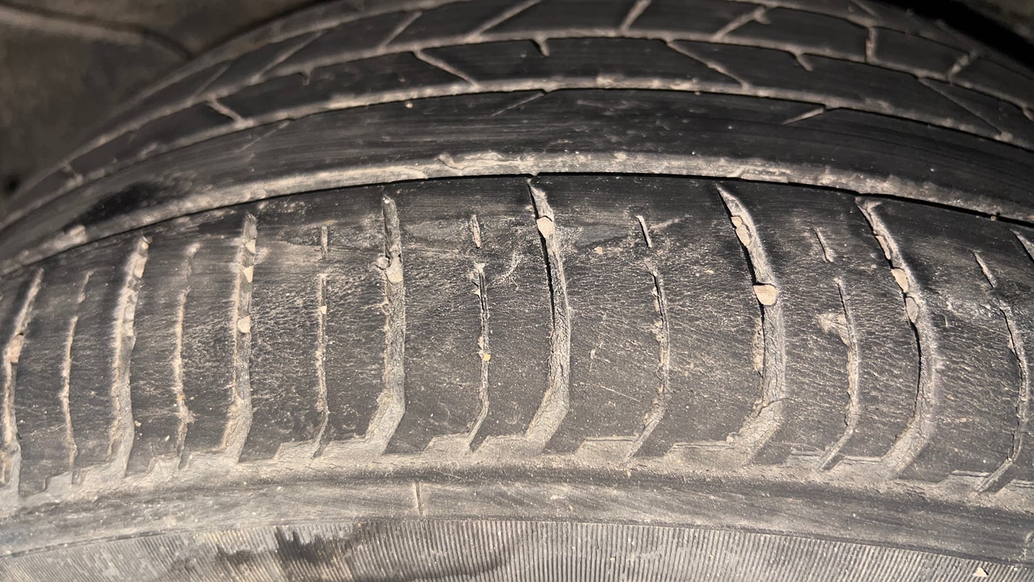 Used 2021 Hyundai New i20 Asta (O) 1.0 Turbo DCT Petrol Automatic tyres LEFT REAR TYRE TREAD VIEW