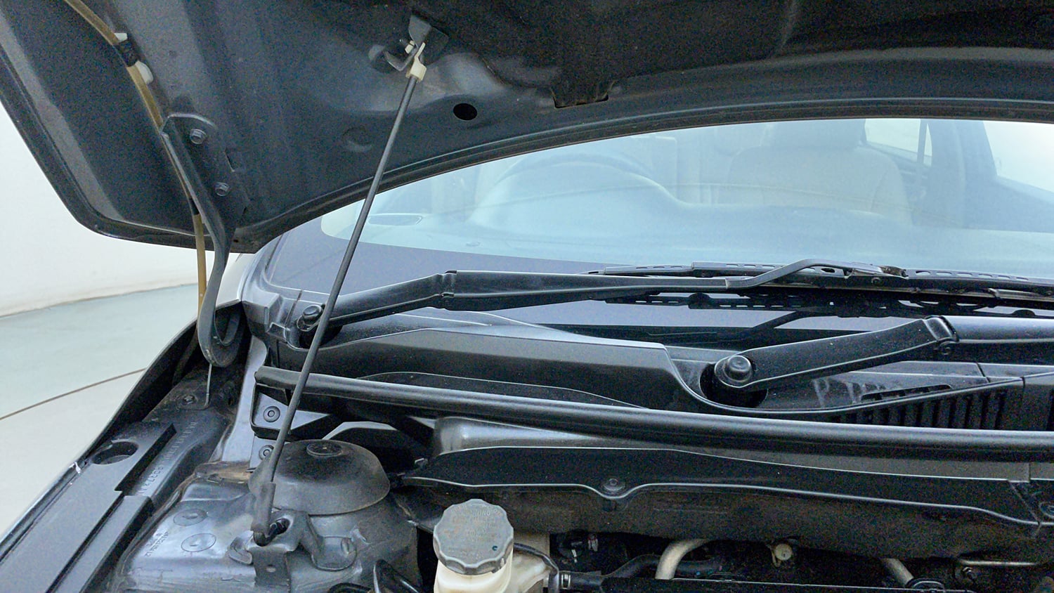 Used 2022 Maruti Suzuki Ciaz Zeta 1.5 Petrol Manual engine ENGINE RIGHT SIDE HINGE & APRON VIEW