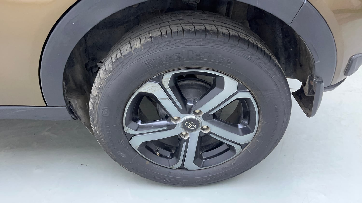 Used 2022 Tata Nexon XZA Plus (Premium) Diesel Jet Diesel Automatic tyres LEFT REAR TYRE RIM VIEW