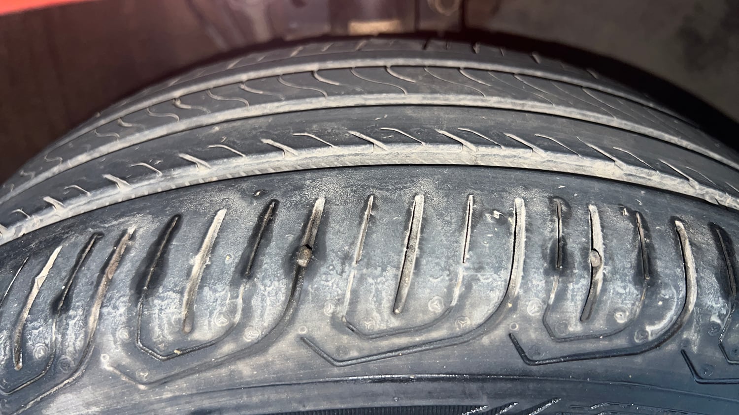 Used 2014 Volkswagen Polo Comfortline 1.2L (P) Petrol Manual tyres RIGHT FRONT TYRE TREAD VIEW