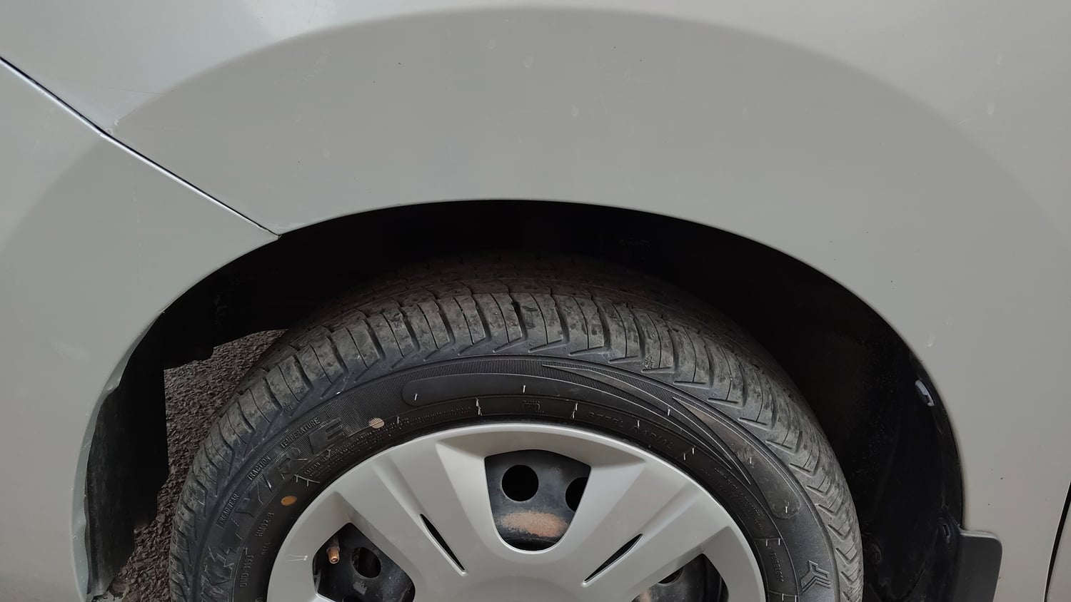 Used 2015 Maruti Suzuki Wagon R VXI Petrol Manual tyres LEFT FRONT TYRE TREAD VIEW