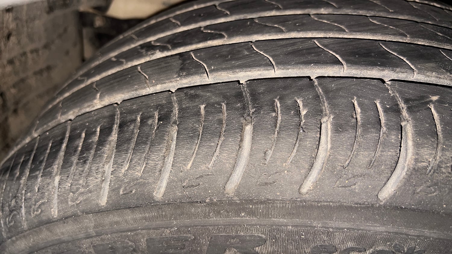 Used 2021 Mahindra XUV 300 W8 1.2 Petrol Petrol Manual tyres LEFT FRONT TYRE TREAD VIEW