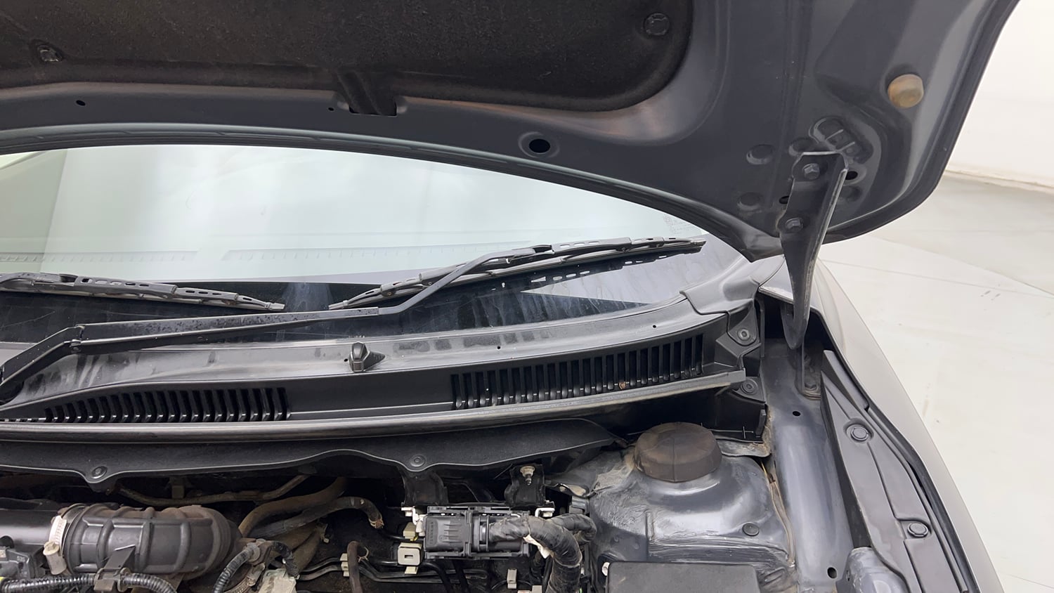 Used 2022 Maruti Suzuki Baleno Sigma MT Petrol Manual engine ENGINE LEFT SIDE HINGE & APRON VIEW