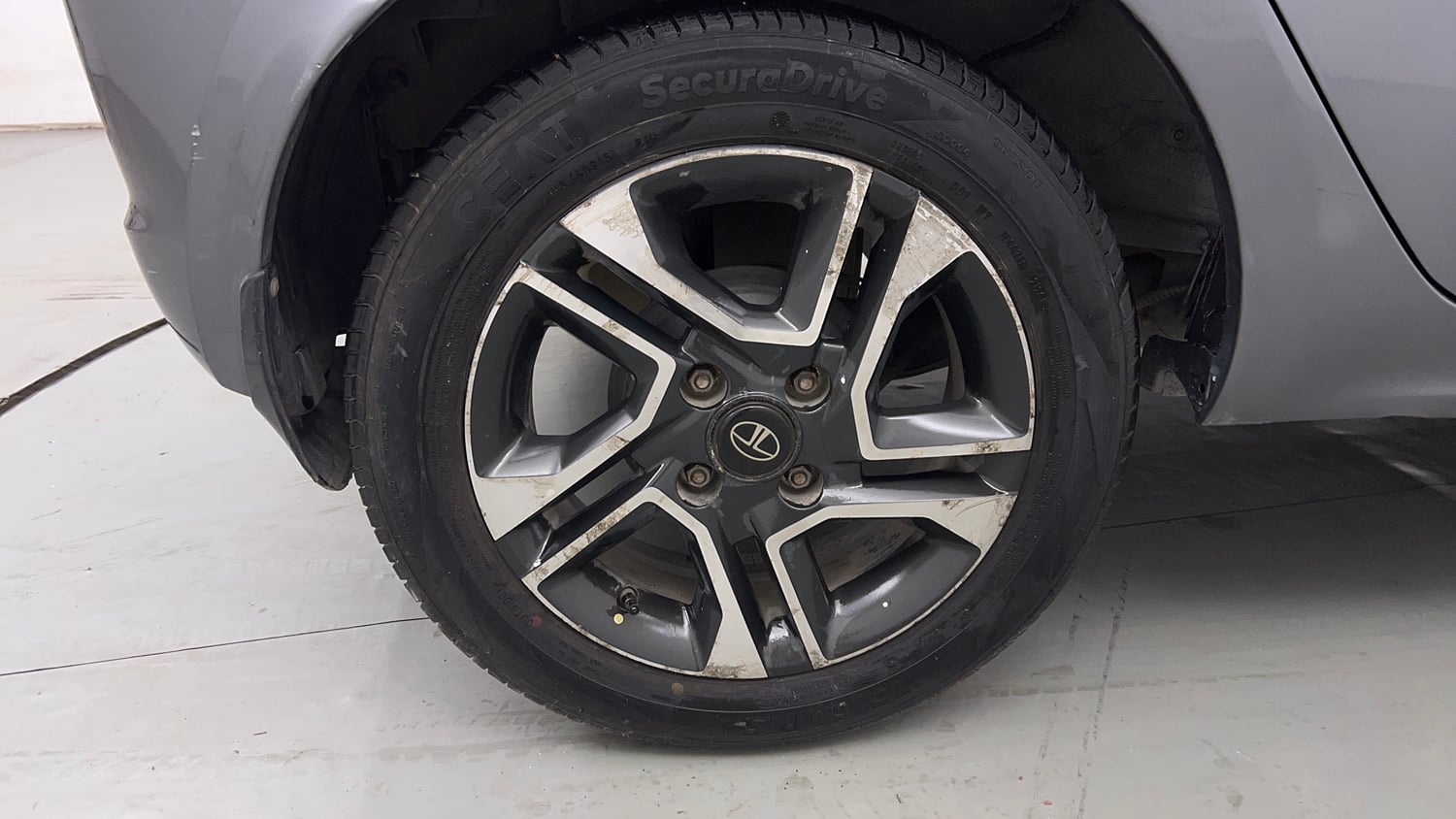 Used 2020 Tata Tiago Revotron XZ Plus Petrol Manual tyres RIGHT REAR TYRE RIM VIEW