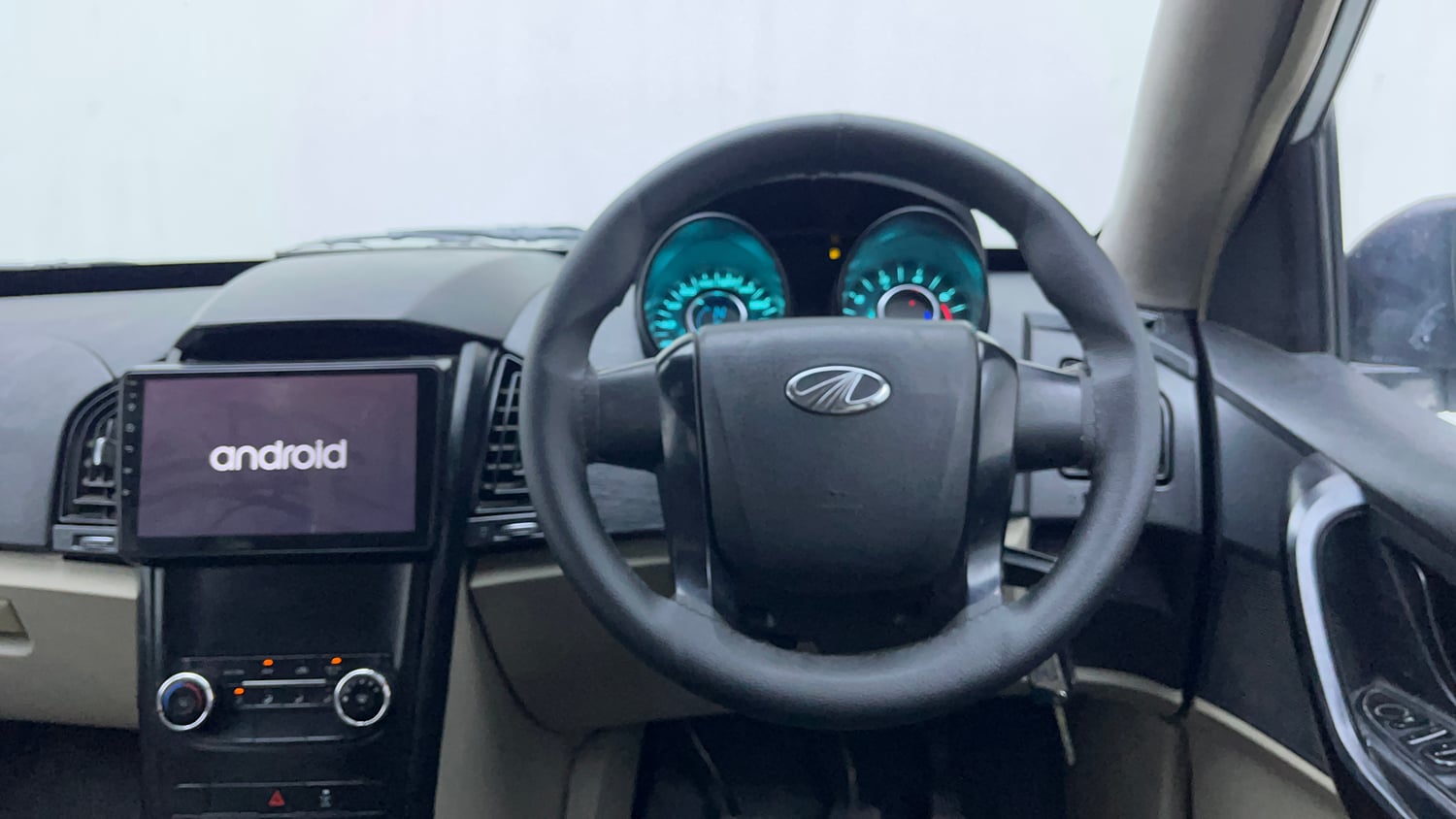 Used 2017 Mahindra XUV500 W4 Diesel Manual interior STEERING VIEW