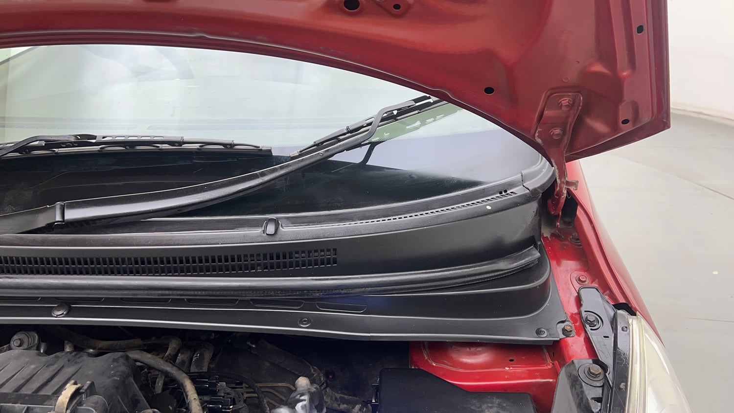 Used 2013 Hyundai i10 Magna 1.2 Kappa2 Petrol Manual engine ENGINE LEFT SIDE HINGE & APRON VIEW
