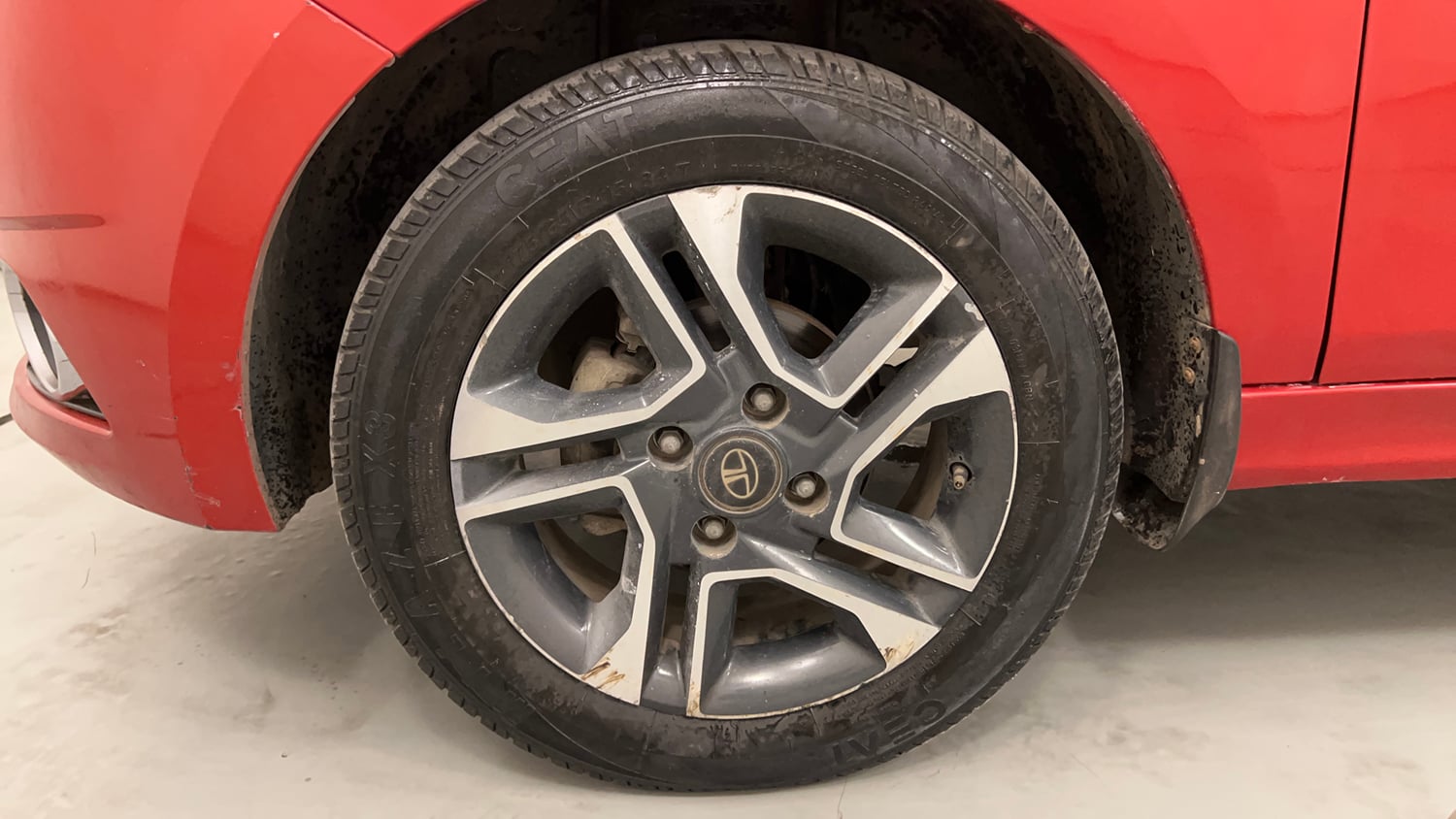 Used 2017 Tata Tigor Revotron XZ (O) Petrol Manual tyres LEFT FRONT TYRE RIM VIEW