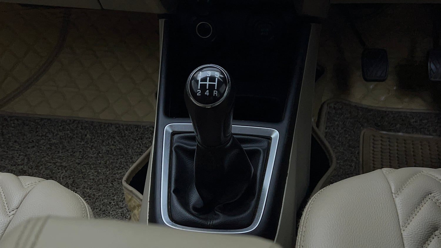 Used 2021 Maruti Suzuki Dzire VXi Petrol Manual interior GEAR  KNOB VIEW