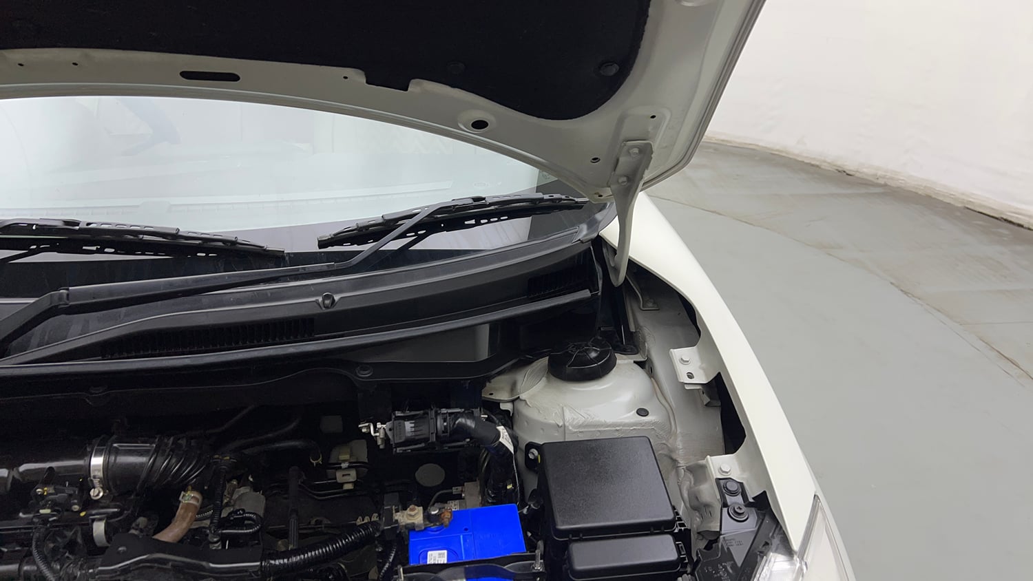 Used 2021 Maruti Suzuki Dzire VXi Petrol Manual engine ENGINE LEFT SIDE HINGE & APRON VIEW