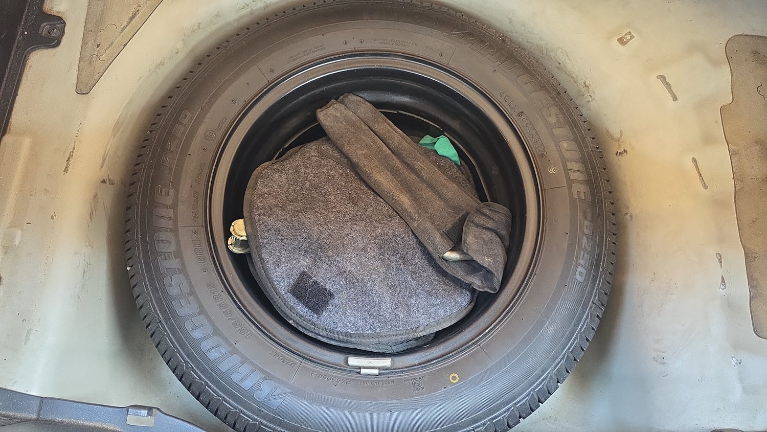 Used 2017 Hyundai Elite i20 Asta 1.2 (O) Petrol Manual tyres SPARE TYRE VIEW