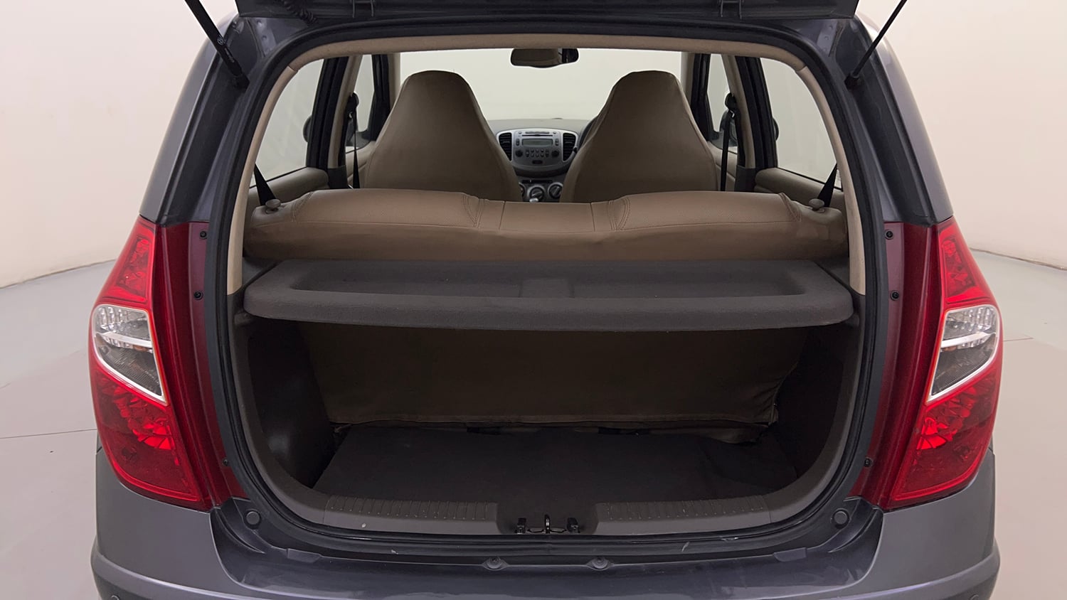 Used 2015 Hyundai i10 Sportz 1.1 iRDE2 Petrol Manual interior DICKY INSIDE VIEW