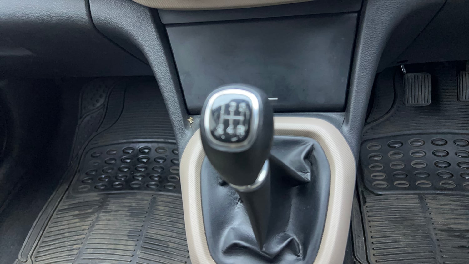 Used 2015 Hyundai Xcent S 1.2 Petrol Manual interior GEAR  KNOB VIEW
