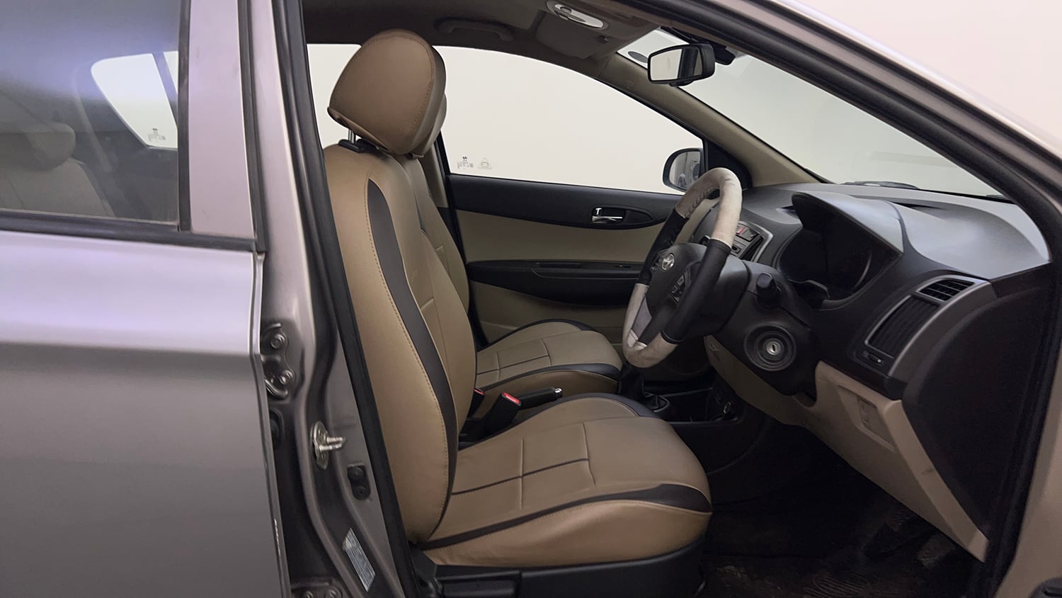 Used 2012 Hyundai i20 Sportz 1.2 Petrol Manual interior RIGHT SIDE FRONT DOOR CABIN VIEW