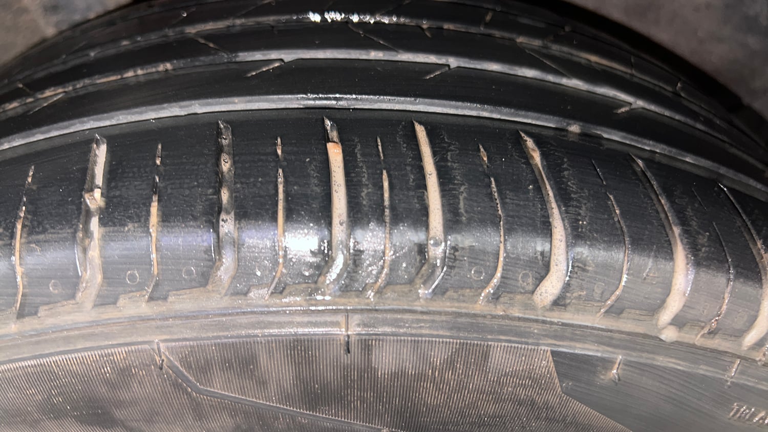 Used 2023 Hyundai Venue SX (O) 1.0 Turbo DCT Petrol Automatic tyres RIGHT REAR TYRE TREAD VIEW