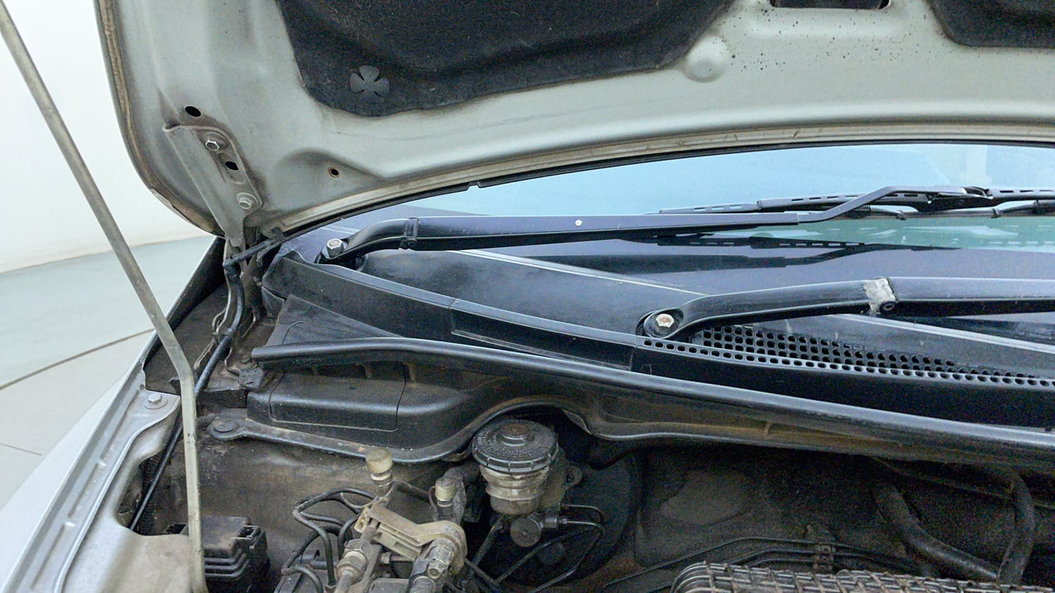 Used 2015 Honda Jazz V AT Petrol Petrol Automatic engine ENGINE RIGHT SIDE HINGE & APRON VIEW