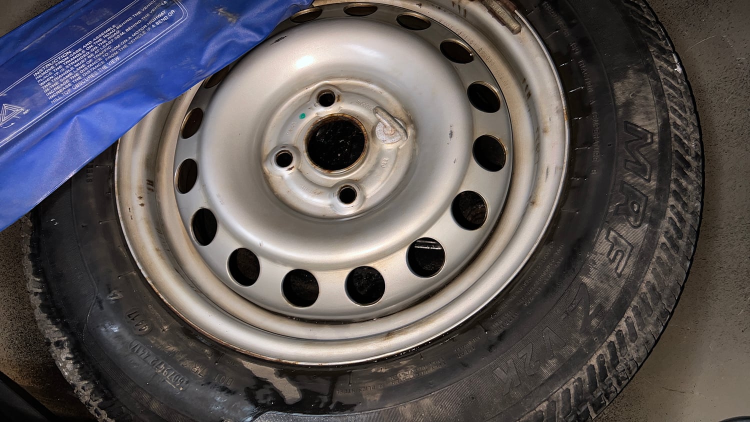 Used 2017 Maruti Suzuki Swift Lxi (O) Petrol Manual tyres SPARE TYRE VIEW