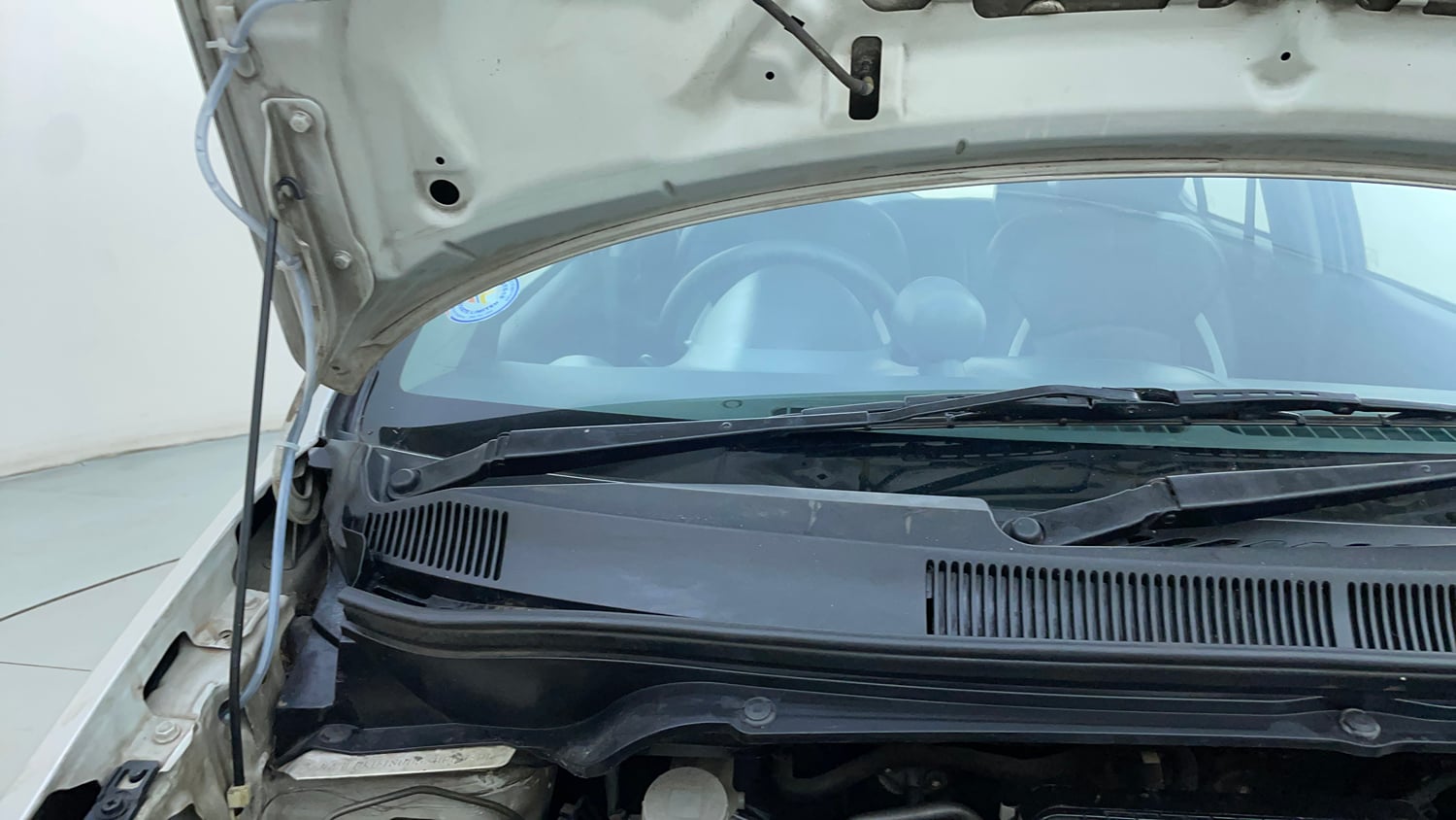 Used 2015 Maruti Suzuki Ritz Zxi BS-IV Petrol Manual engine ENGINE RIGHT SIDE HINGE & APRON VIEW