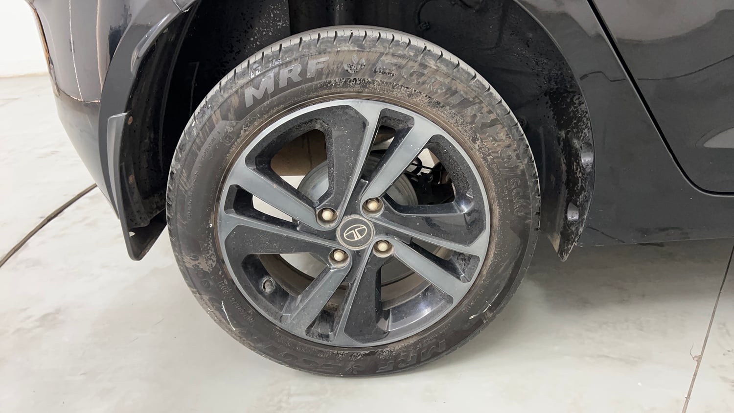 Used 2023 Tata Altroz XZ Plus Petrol Dark Edition Petrol Manual tyres RIGHT REAR TYRE RIM VIEW