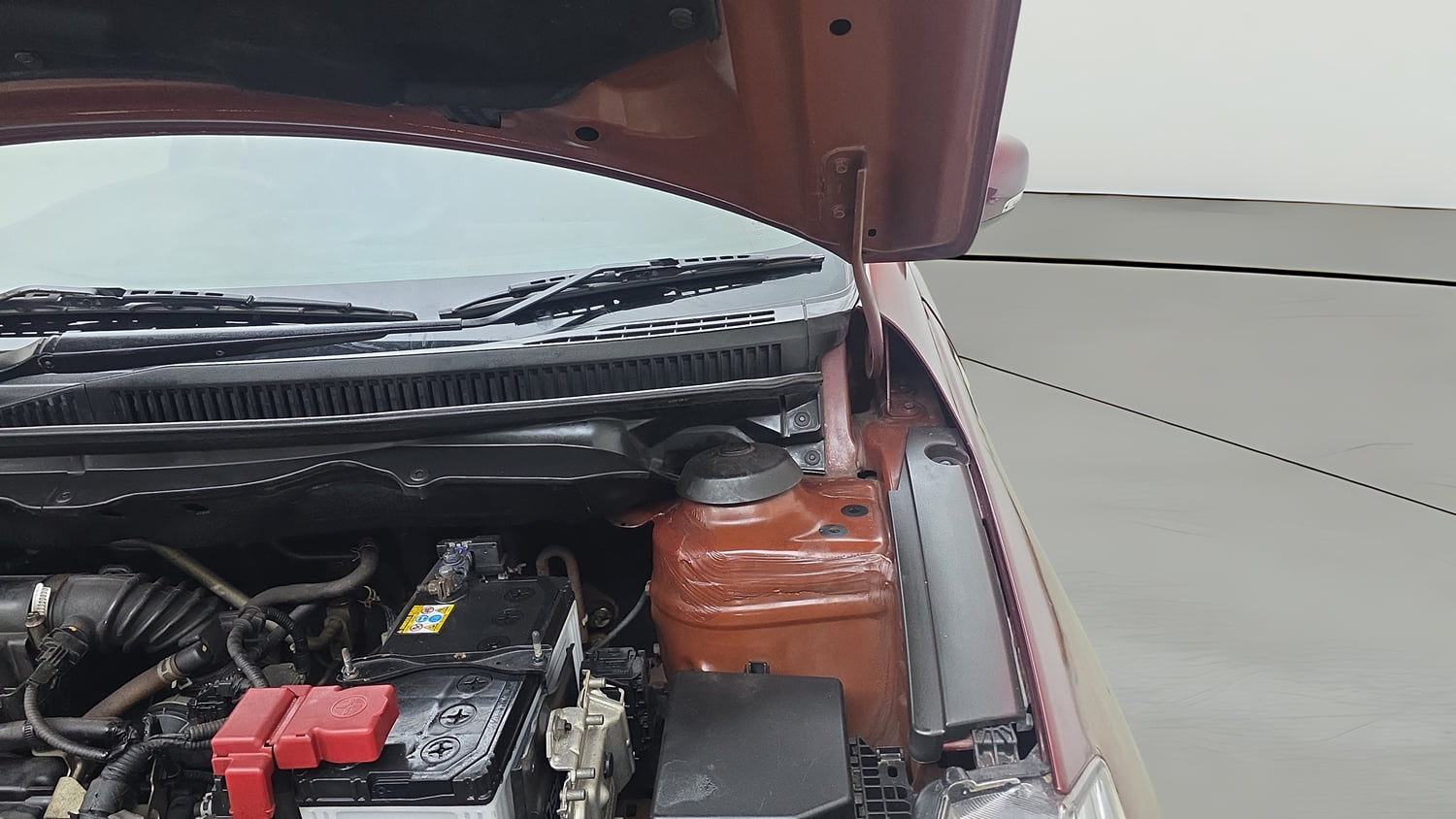 Used 2019 Maruti Suzuki Ciaz Delta Hybrid 1.5 Petrol Manual engine ENGINE LEFT SIDE HINGE & APRON VIEW