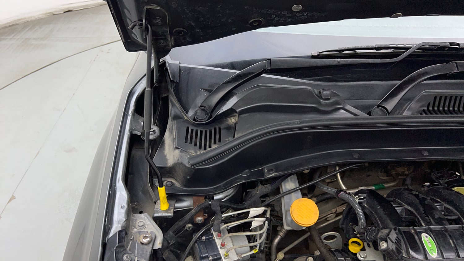 Used 2023 Tata Punch Pure MT Petrol Manual engine ENGINE RIGHT SIDE HINGE & APRON VIEW