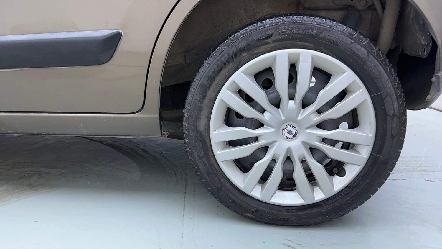Used 2014 Maruti Suzuki Wagon R VXI Petrol Manual tyres LEFT REAR TYRE RIM VIEW
