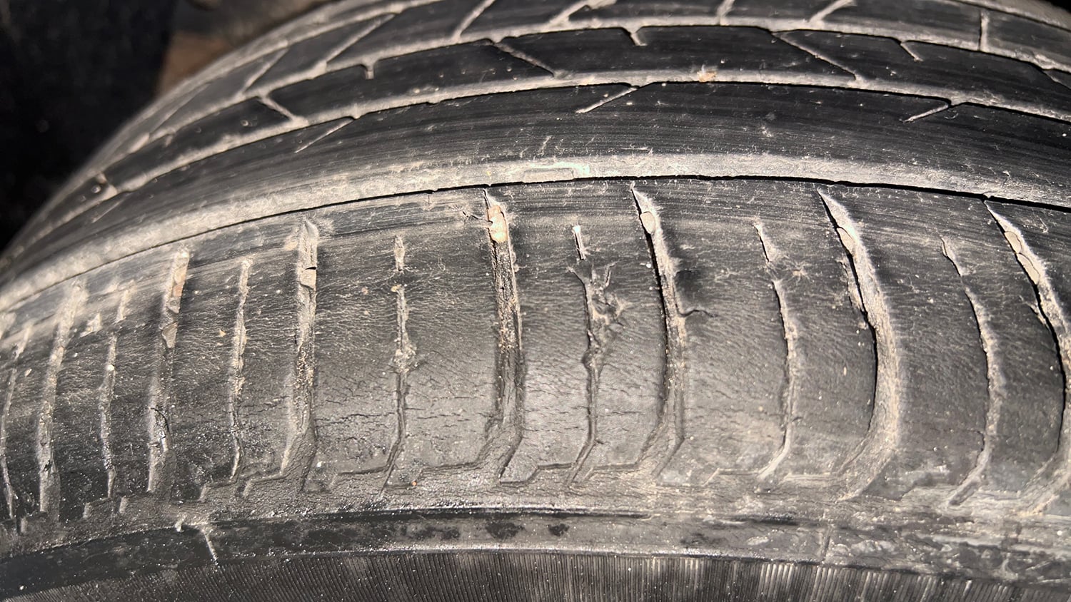 Used 2021 Hyundai New i20 Asta (O) 1.0 Turbo DCT Petrol Automatic tyres RIGHT REAR TYRE TREAD VIEW